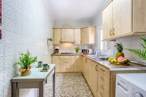 Réfrigérateur, micro-ondes, cafetière/bouilloire, bouilloire électrique