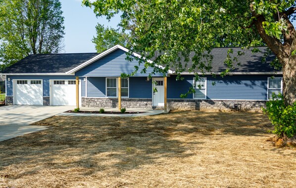 Exterior - Blue Stone #2 1 mile from HWY 75. 15 minutes from the ARK Encounter (Crittenden)