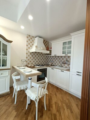 Fridge, oven, stovetop, dishwasher