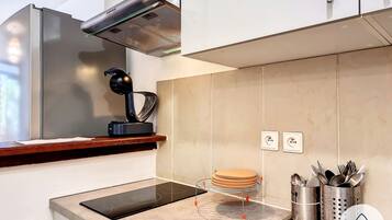 Kühlschrank, Mikrowelle, Herdplatte, Wasserkocher mit Kaffee-/Teezubehör