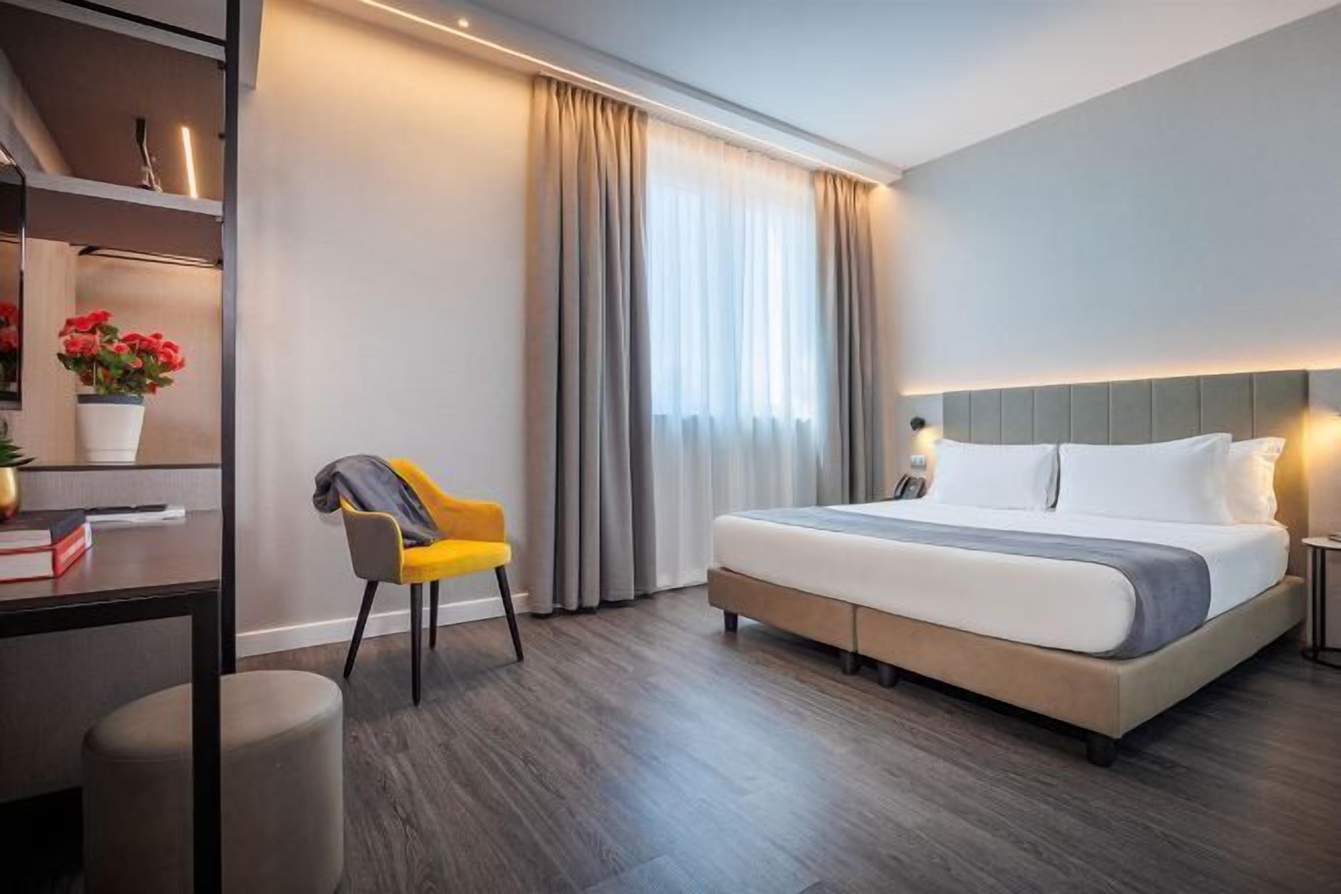 Dundyner, minibar, safe på rommet og skrivebord