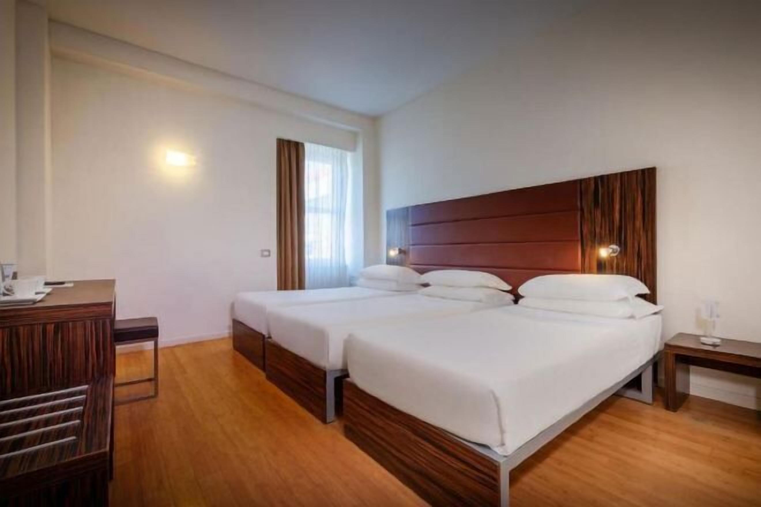 Dundyner, minibar, safe på rommet og skrivebord