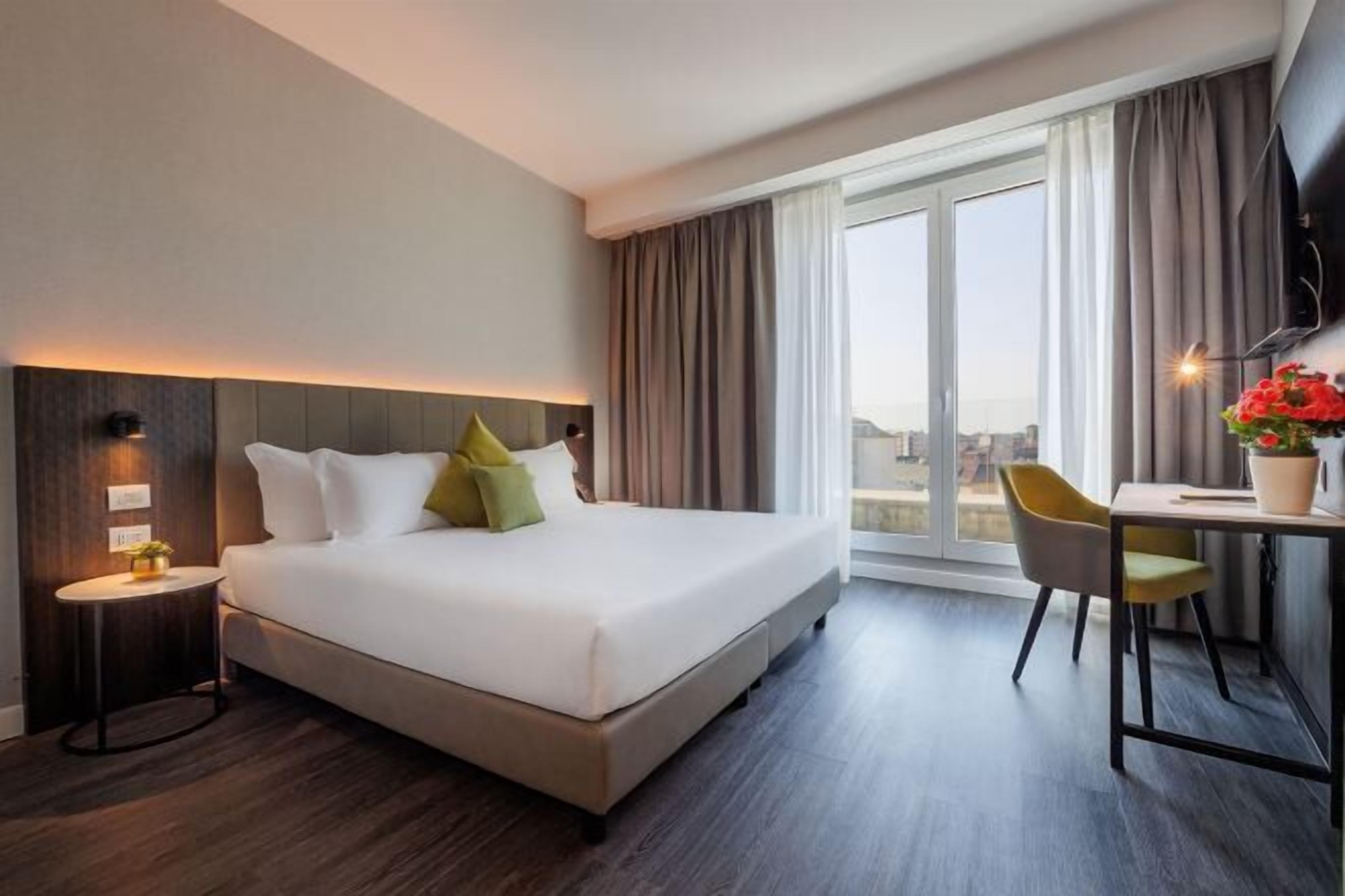 Dundyner, minibar, safe på rommet og skrivebord