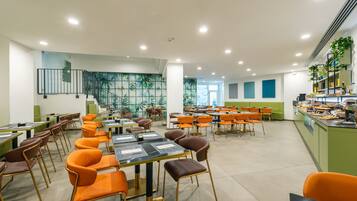 Tägliches Frühstücksbuffet (15 EUR pro Person)