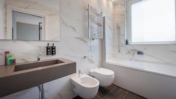 Standard Matrimoniale | Bathroom | Free toiletries, hair dryer, bidet, towels