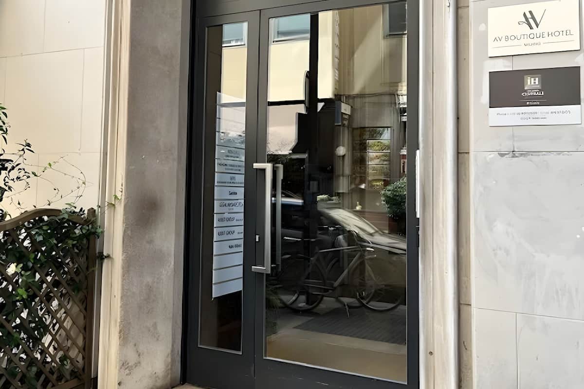 Cubrecamas, minibar, caja de seguridad en la habitación y escritorio