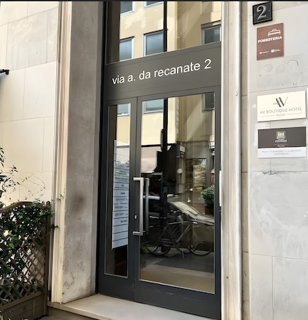 Down comforters, minibar, in-room safe, desk. IH Hotels Milano Centrale