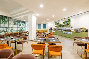 Petit déjeuner buffet (15 EUR par personne)