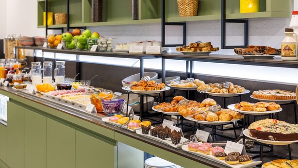 A buffet with various food items and a beverage station. - IH Hotels Milano Centrale (Milan)