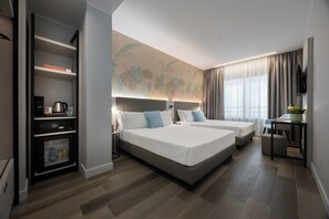 Family Room Queen Beds | Daunenbettdecken, Minibar, Zimmersafe, Schreibtisch