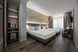 Family Room Queen Beds | 오리/거위털 이불, 미니바, 객실 내 금고, 책상