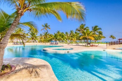 Canal-view Loft, walking distance to Api Beach!