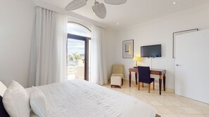 1 Schlafzimmer, Zimmersafe, Schreibtisch, Bügeleisen/Bügelbrett