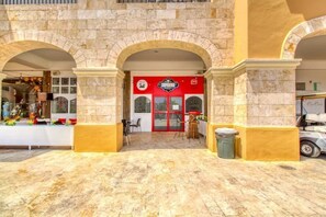 Un bâtiment en pierre avec une enseigne rouge et blanche sur laquelle on peut lire « SUPERO ».