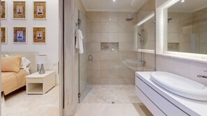 Regadera, secadora de cabello, bidet, toallas 