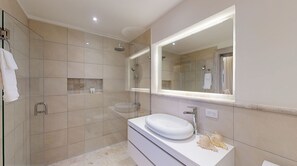 Een douche, een haardroger, een bidet, handdoeken