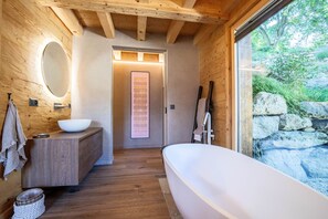 Baignoire, sèche-cheveux, shampoing