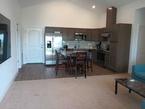 Fridge, microwave, oven, stovetop - Shantiniketan J12 /2912. / 50 minutes to the Disney 2 mile to down town Tavares. (Tavares)