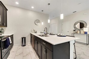 Fridge, microwave, oven, stovetop - CG236OCA - Luxury 5BR-4BA Villa with Private Pool (Davenport)