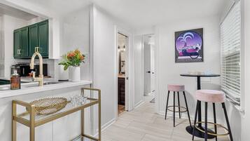 Een koelkast, een magnetron, een oven, een vaatwasser