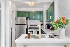 Een koelkast, een magnetron, een oven, een vaatwasser