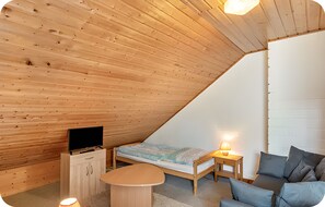1 chambre, fer et planche à repasser, lit de bébé portatif