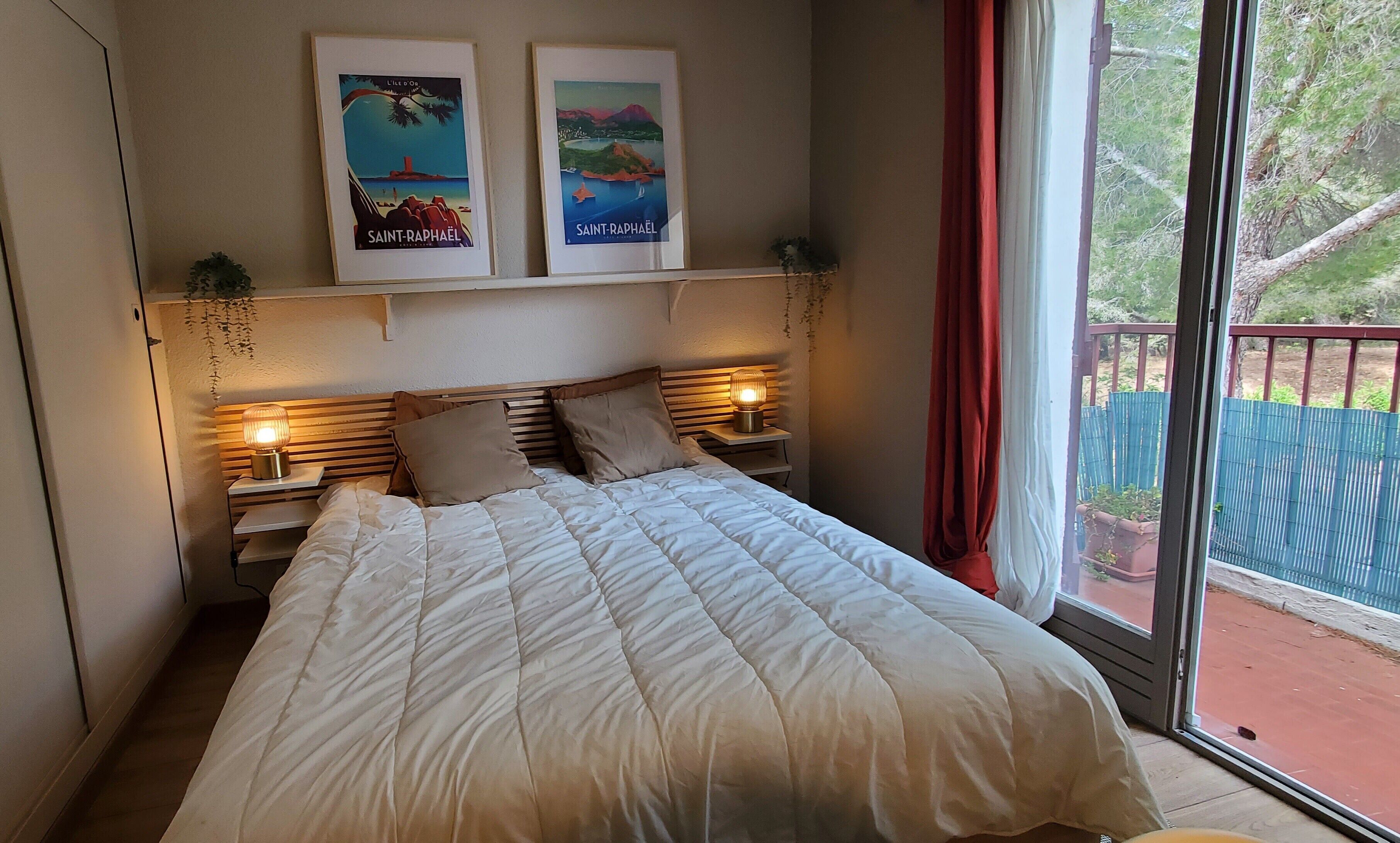 1 chambre, fer et planche à repasser