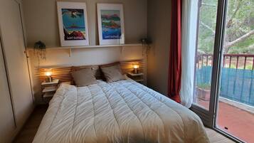 1 chambre, fer et planche à repasser