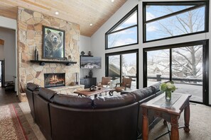 Een smart-tv en een open haard