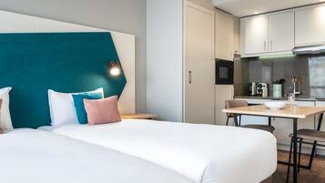 Klassieke studio, 1 tweepersoonsbed | Een kluis op de kamer, een laptopwerkplek, verduisterende gordijnen
