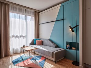 Estudio, 1 cama doble | Caja fuerte, espacio para trabajar con un portátil, cortinas opacas