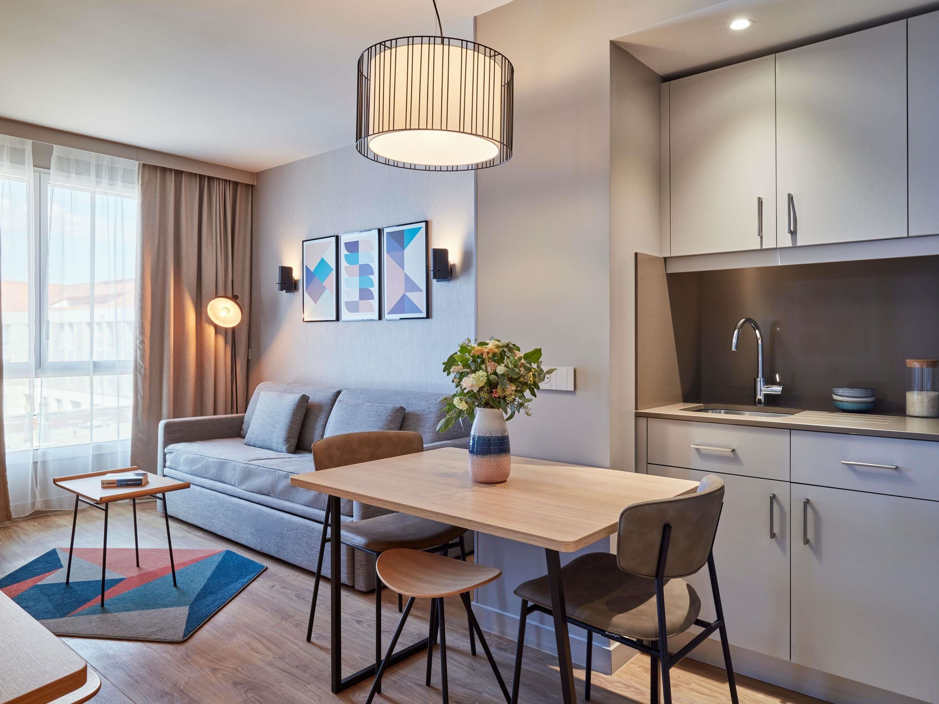 Apartamento, 1 habitación | Caja fuerte, espacio para trabajar con un portátil, cortinas opacas