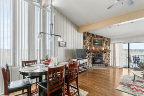 Dining - 7 mins from your waterfront deck to downtown! Peaceful, private, roomy. (Lake Geneva)