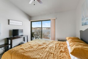 2 bedrooms, desk, iron/ironing board, free WiFi - 7 mins from your waterfront deck to downtown! Peaceful, private, roomy. (Lake Geneva)