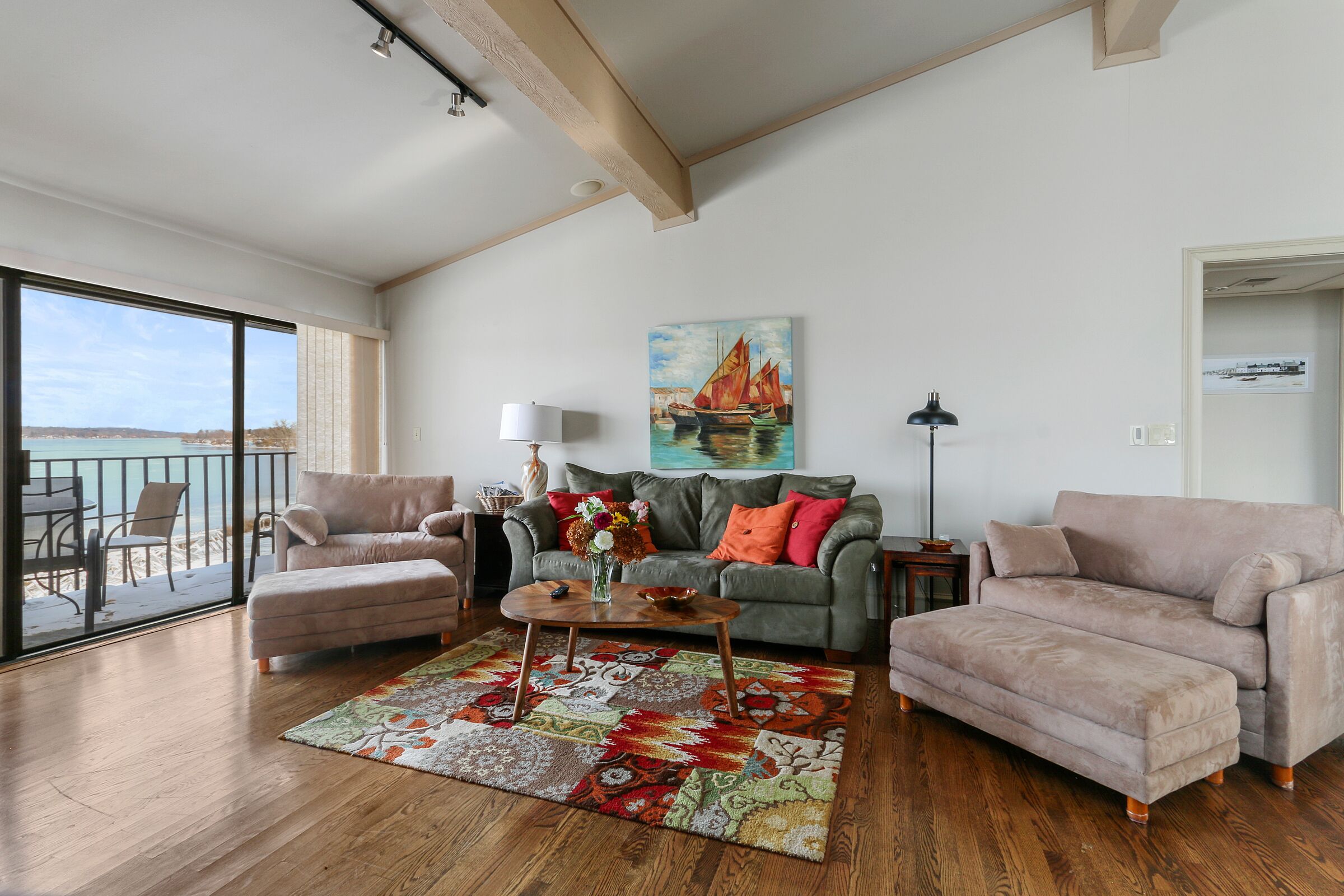 TV connectée, cheminée, livres