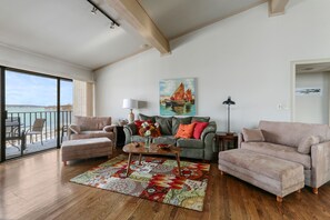 Smart TV, fireplace, books - 7 mins from your waterfront deck to downtown! Peaceful, private, roomy. (Lake Geneva)