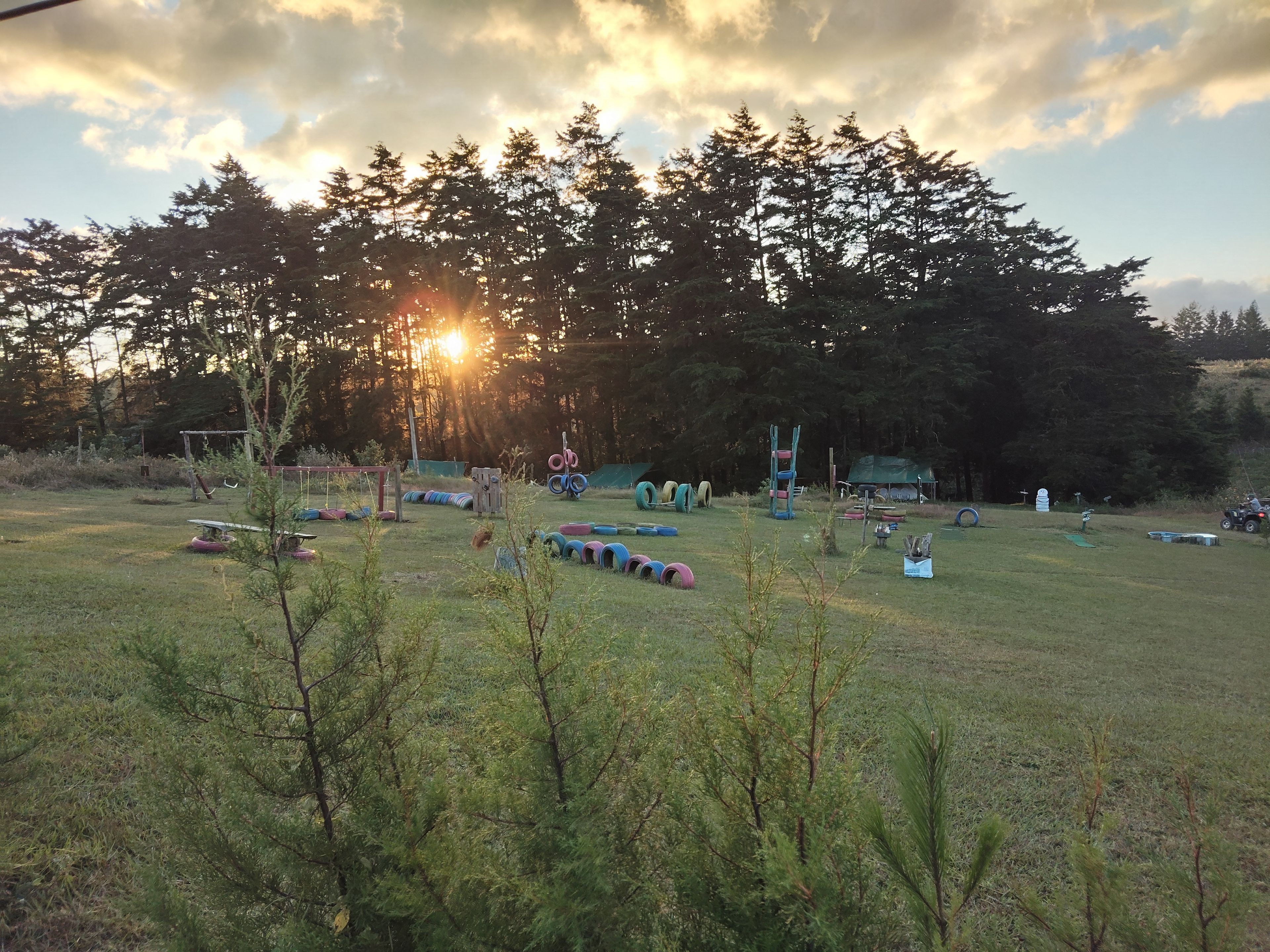 Un área de juegos al aire libre con diversas estructuras y equipos.