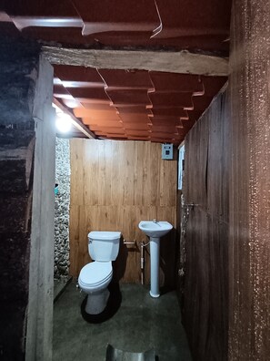 Tienda de campaña económica | Baño | Regadera y toallas 