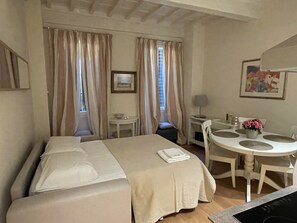 2 Schlafzimmer, Zimmersafe, Schreibtisch, WLAN