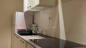 A compact kitchen with a built-in oven, a stovetop, and a microwave. - Cozy apartment-Florence old center-Duomo-Uffizi-2 bedrooms-2 bathrooms   (Firenze)