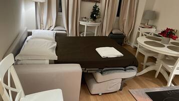 2 bedrooms, in-room safe, desk, WiFi