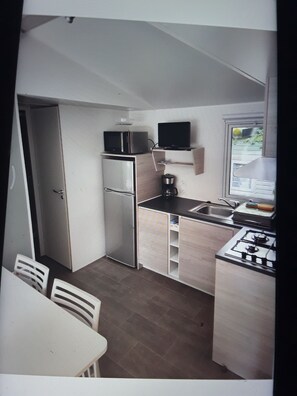 Private kitchen - Mobil-home 4 Personnes Camping 4 Étoiles Piscine (Laruns)