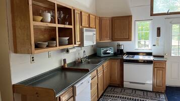 KĂŒhlschrank, Mikrowelle, Ofen, Herdplatte