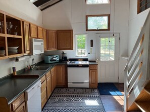 Jääkaappi, mikroaaltouuni, uuni, liesi