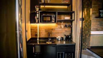 Cabaña Deluxe, 1 cama de matrimonio, bañera de hidromasaje, vistas a la montaña | Cocina privada | Máquina de café espresso y mesa de comedor