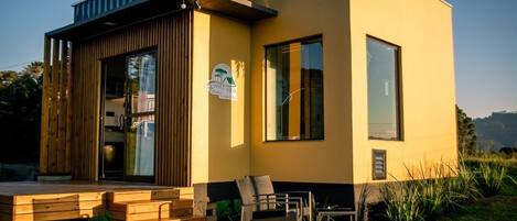 Cabaña Deluxe, 1 cama de matrimonio, bañera de hidromasaje, vistas a la montaña | Restaurante al aire libre