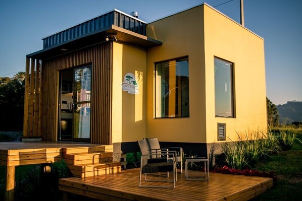 Deluxe huisje, 1 queensize bed, bubbelbad, uitzicht op bergen | Buiten dineren