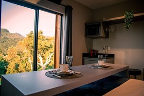 Cabana Deluxe, 1 llit de matrimoni, banyera d'hidromassatge, vistes a la muntanya | Servei de restauració