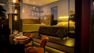 Cabana luxo, 1 cama Queen, banheira de hidromassagem, vista para a montanha | Opções para refeição