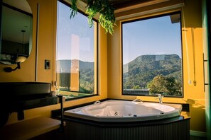 Deluxe huisje, 1 queensize bed, bubbelbad, uitzicht op bergen | Badkamer | Een aparte badkuip en douche, een bubbelbad, gratis toiletartikelen